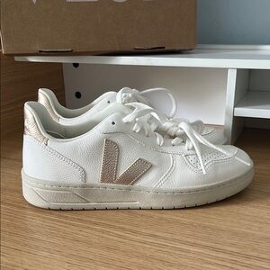 Veja White Sneakers Classic Style